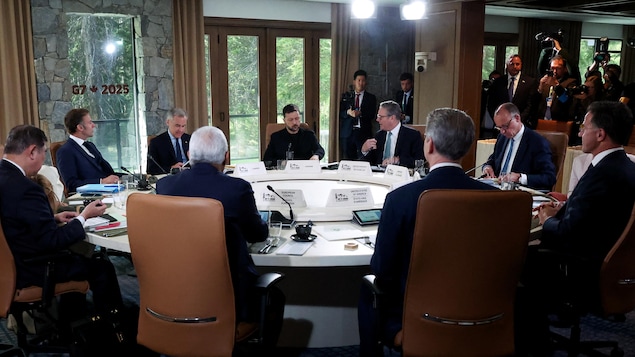 Les membres du G7 réunis avec le président ukrainien autour d'une table.