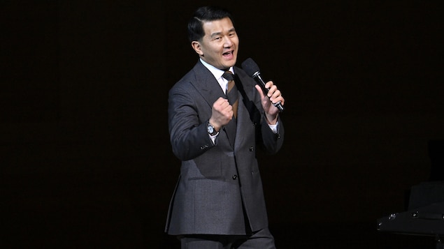 Ronny Chieng sur une scène