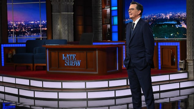 Stephen Colbert debout sur le plateau de son émission.