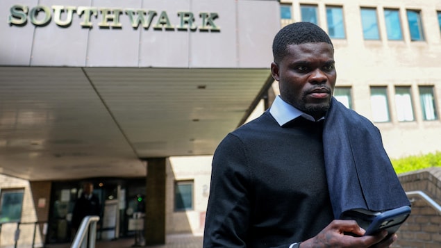 Thomas Partey sortant du palais de justice de Southwark Crown Court, à Londres.