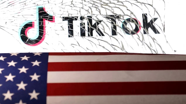 Une illustration du logo de TikTok, du drapeau américain et d'une vitre brisée.