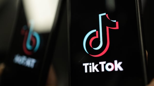 Le logo de TikTok sur un téléphone.