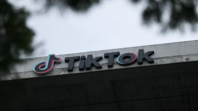Le logo de TikTok dans les bureaux de Californie le 16 mars 2023.