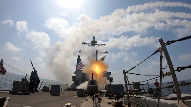 Un tir de missile sur le pont d'un navire de guerre.