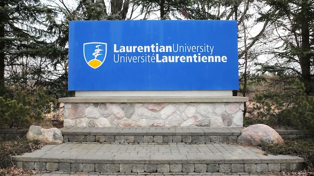 Un panneau d'affichage avec le logo de l'Université Laurentienne.