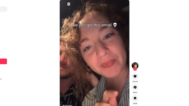 Capture d'écran d'une vidéo TikTok d'un coupe qui se filme en train de lire un courriel.