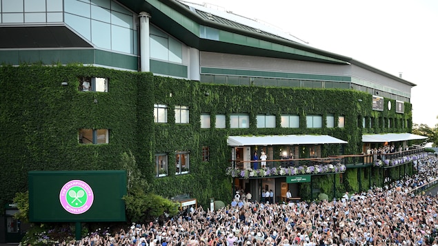 Une foule se masse autour du court central de Wimbledon.