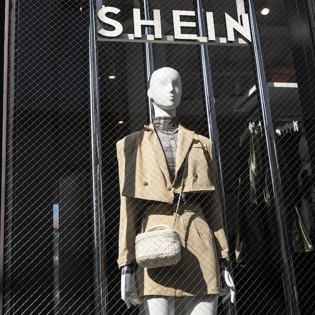 Un mannequin dans la vitrine d'une boutique Shein.