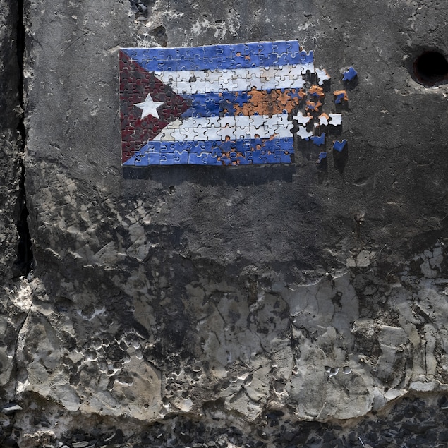 Une œuvre d'art de rue à La Havane montre un drapeau cubain fait d'une mosaïque en morceaux de casse-tête.