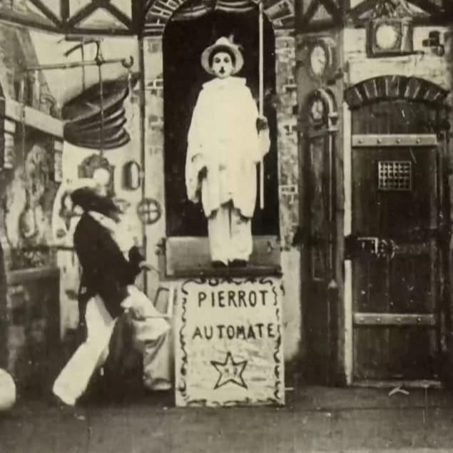 Une capture d'écran d'un film d'époque.