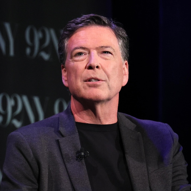 James Comey, assis dans un fauteuil, répond à des questions.