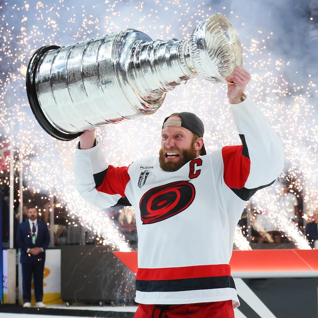 Jordan Staal, des Hurricanes de la Caroline, soulève la Coupe Stanley.