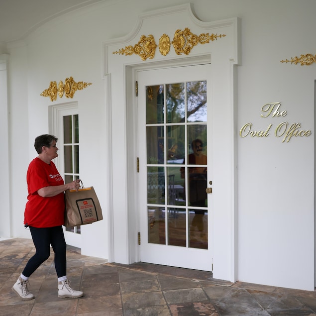 Une livreuse arrive à la porte du bureau ovale, portant des sacs de nourriture.