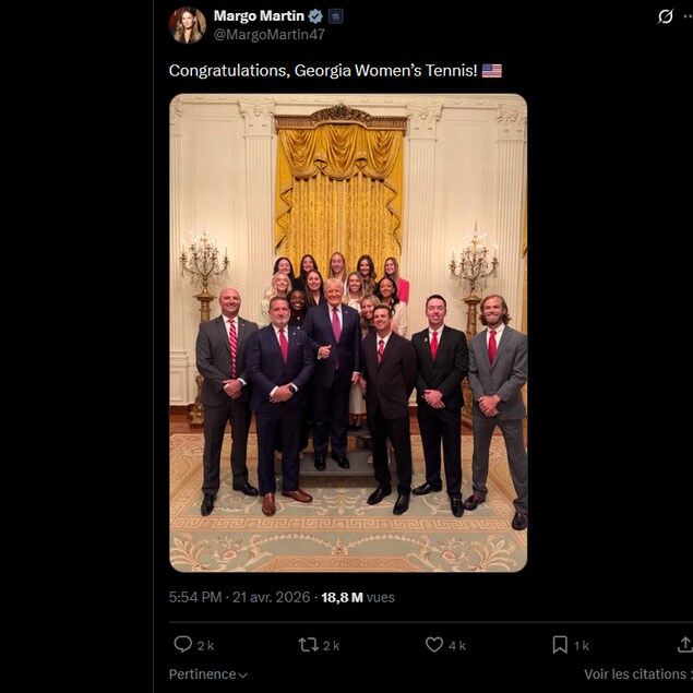 Donald Trump et 5 hommes posent devant 11 joueuses de tennis.