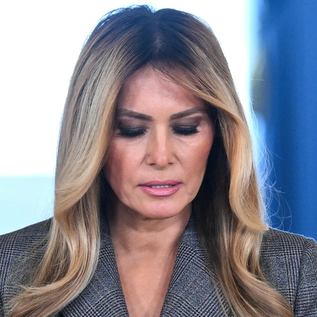 Plan cadré du visage de Melania Trump, qui regarde vers le bas.