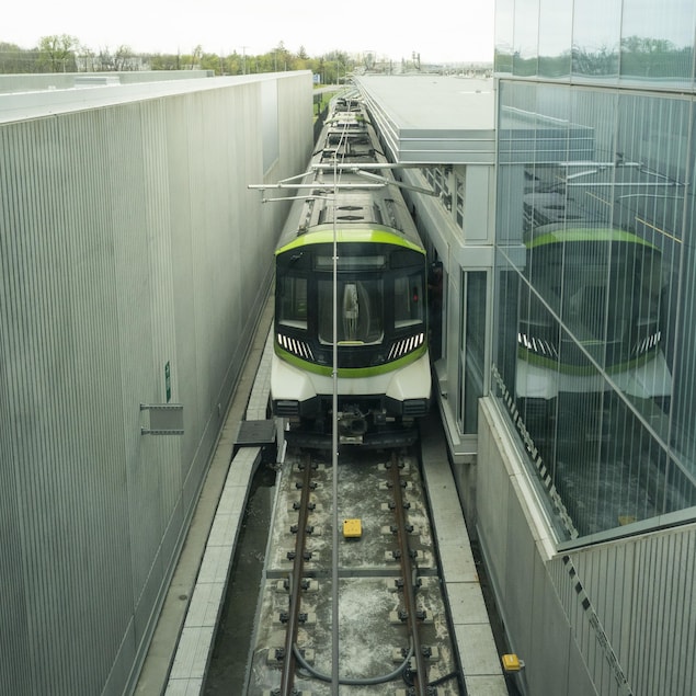 Un train du REM en gare à la station Fairview–Pointe-Claire