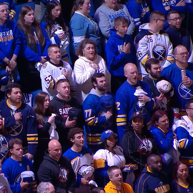Les partisans des Sabres de Buffalo chantant l'hymne national du Canada.