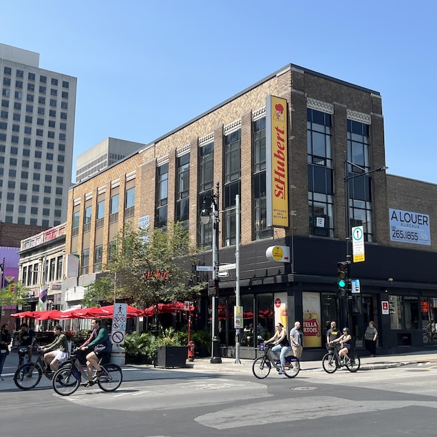 Un restaurant St-Hubert sur la rue Sainte-Catherine à Montréal.