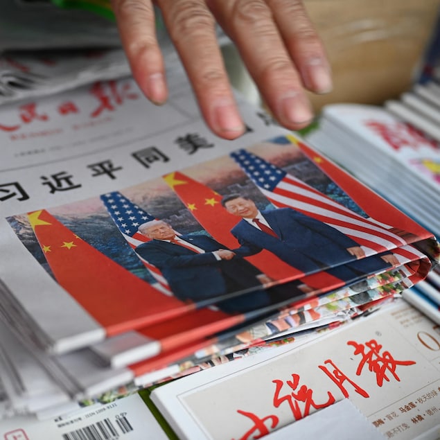 La une d'un journal chinois montre Donald Trump et Xi Jinping se serrant la main.