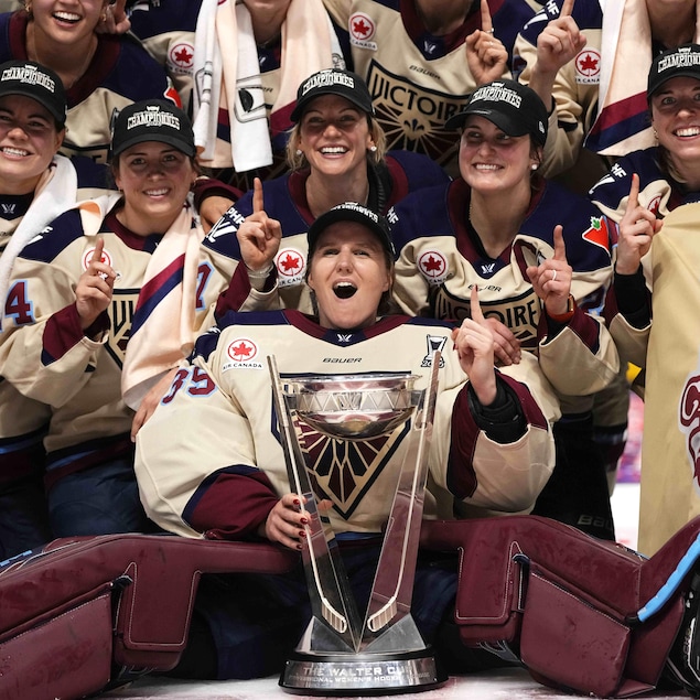 Les joueuses de la Victoire de Montréal posent avec la Coupe Walter.