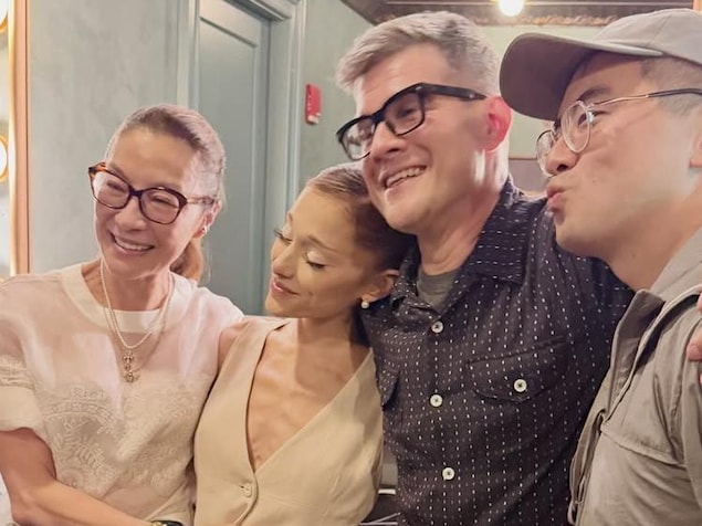 Ariana Grande pose pour une photo avec 3 autres personnes dans une loge.