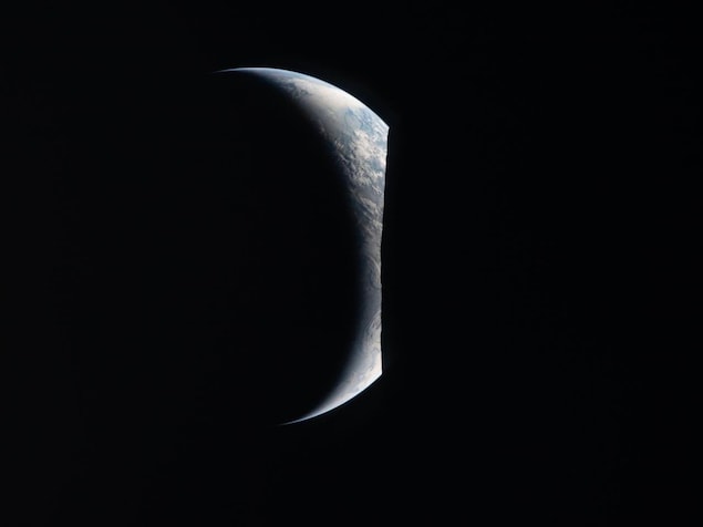Un croissant de Terre derrière la Lune.