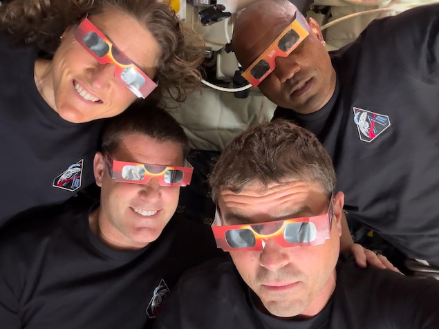 Égoportrait de quatre astronautes qui portent des lunettes de protection.