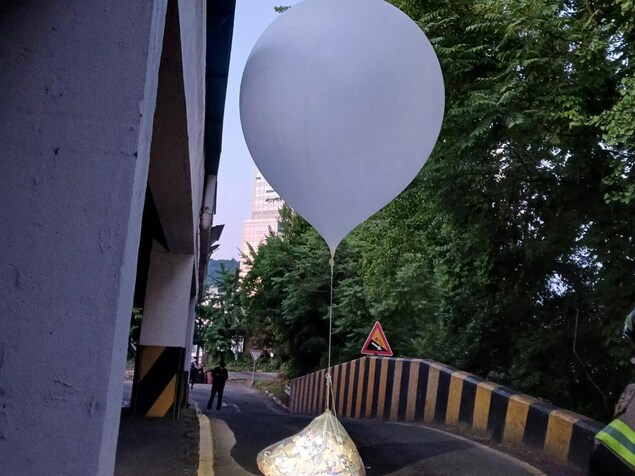 Un ballon rempli de déchets qui aurait été envoyé depuis la Corée du Nord. Photo prise à Incheon en Corée du Sud le 2 juin 2024.