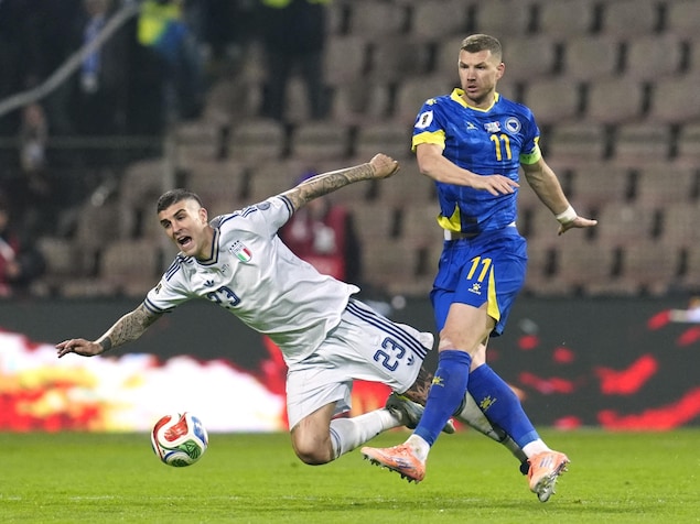 L'Italien Gianluca Mancini en duel avec le Bosnien Edin Dzeko aux éliminatoires de l'UEFA, le 31 mars 2026.