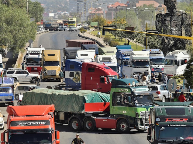 Des camions bloquent une route en Bolivie, le 15 juin 2026.