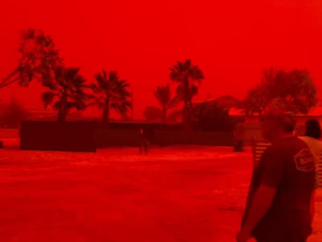 Un homme dans une image rouge.