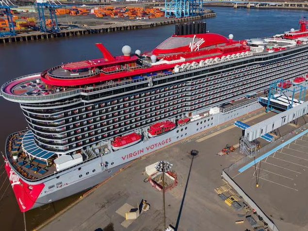 Un bateau de croisière amarré à un quai.