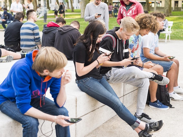 Des jeunes en Slovénie jouent à PokemonGo en 2016.