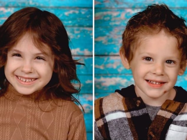 Montage de deux photos verticales montrant une fillette de 6 ans et un garçonnet de 4 ans, souriant tous les deux, devant un fond d'écran qui ressemble à une maison faite en planches de bois à la peinture bleue artistiquement écaillée.