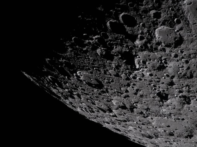 Des cratères sur la surface de la Lune