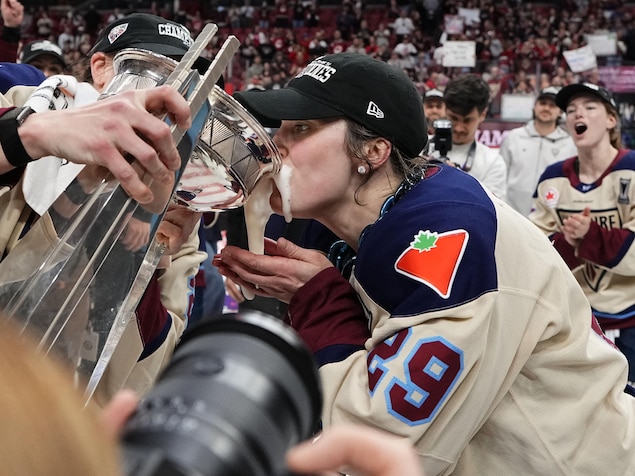 Marie-Philip Poulin boit de la bière mousseuse dans la Coupe Walter.