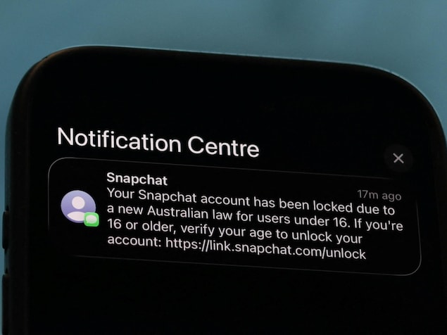 Une notification indique qu'un compte Snapchat est inaccessible à cause d'une nouvelle loi interdisant les réseaux sociaux aux moins de 16 ans en Australie.