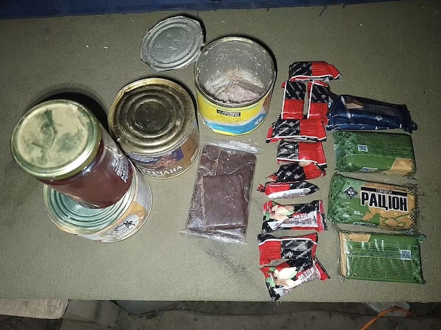 Des aliments non périssables sur une table de fortune.