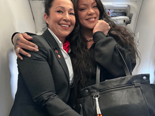 Deux femmes posent dans un avion