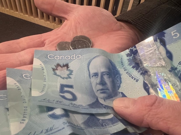 Des billets de 5 dollars.