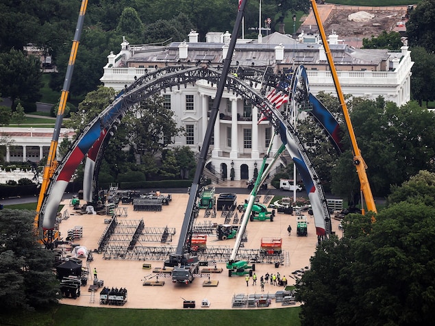 Vue aérienne d'imposantes arches pour supporter un système d'éclairage en construction devant la Maison-Blanche.