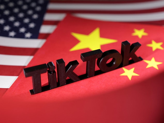 Une illustration du logo de TikTok avec les drapeaux chinois et américain.
