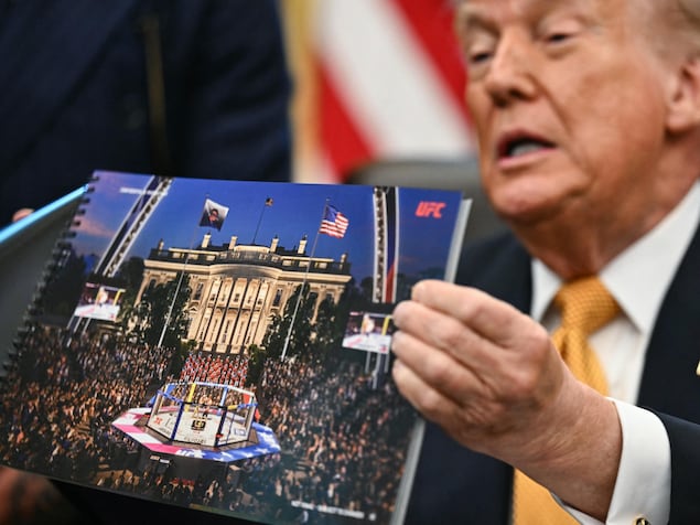 Donald Trump tient dans ses mains une image qui représente l'arène et une foule devant la Maison-Blanche.