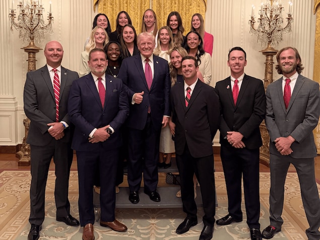 Donald Trump et 5 autre hommes posent devant 11 championnes de tennis.