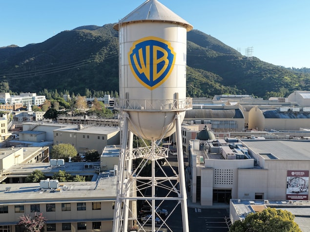 Le logo de Warner Bros sur un château d'eau.