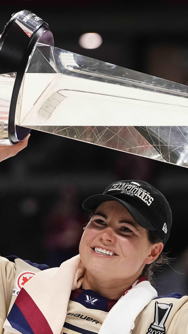 Abby Roque, joueuse de hockey de la Victoire de Montréal, soulève la Coupe Walter. 