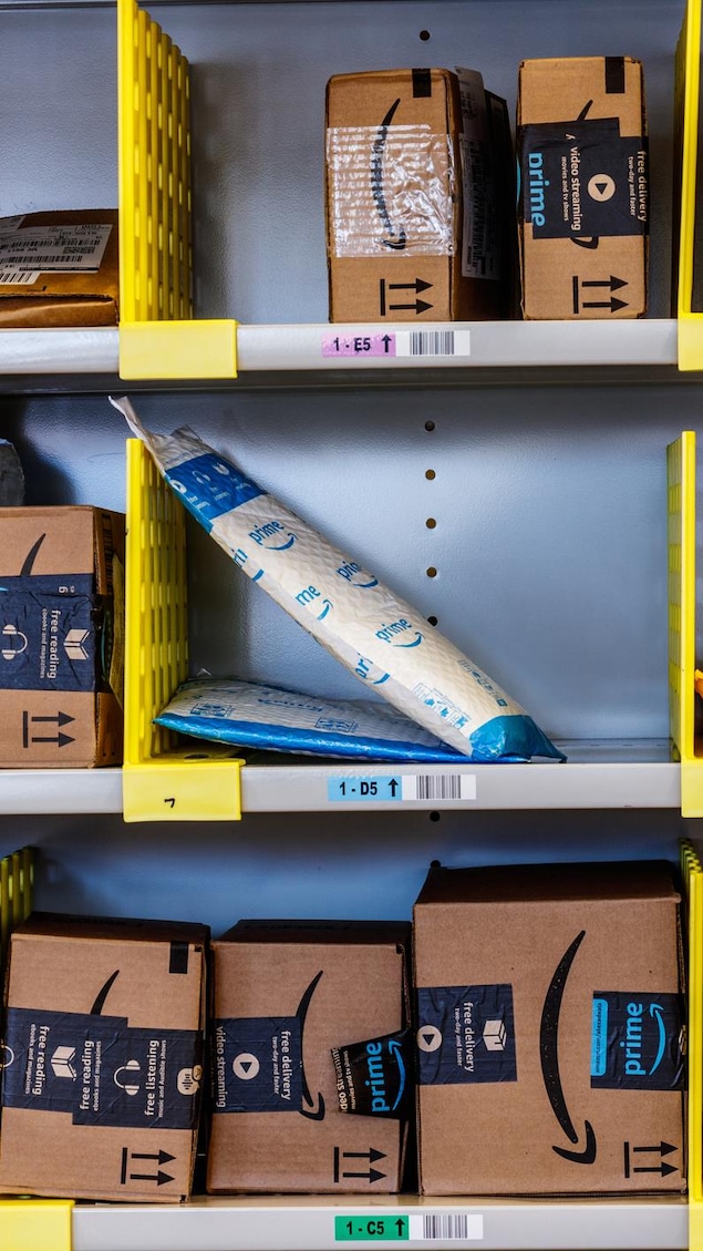 Des colis Amazon dans un entrepôt.