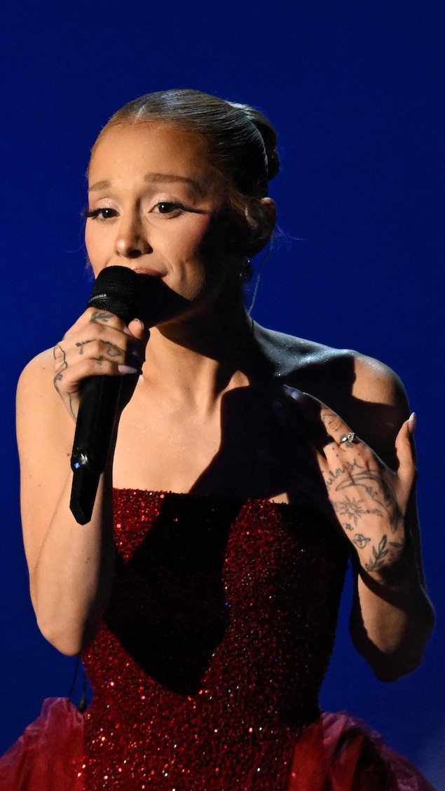 Ariana Grande chante durant la cérémonie des Oscars, le 2 mars 2025.