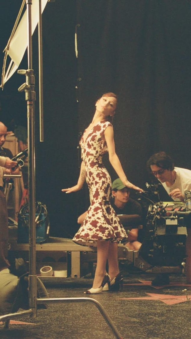 Ariana Grande dans une robe rouge et blanche durant le tournage du vidéoclip pour sa chanson « Petal ».