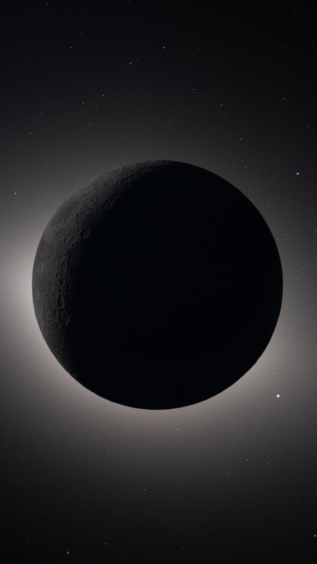 La lune toute noire, derrière laquelle on voit la couronne solaire.
